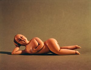 Figurine de femme utilisée par un patient malade pour montrer au médecin la zone affectée