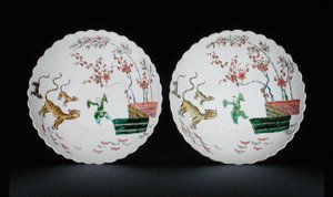 Paire de plats décorés avec des émaux famille verte dans le style Kakiemon, période Kangxi - School Chinese