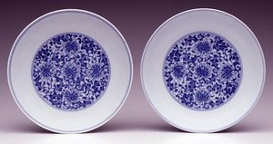 Paire de plats à décor de fleurs de lotus stylisées, marque et période Yongzheng 1723-35 - School Chinese