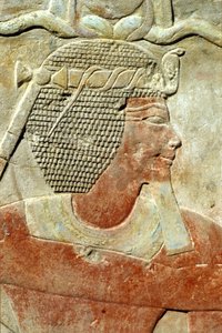 Égypte ancienne, peinture murale, Un pharaon portant la couronne Atef, Temple de Karnak, Louxor - School Egyptian