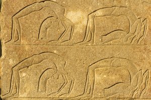 Égypte ancienne, peinture/sculpture murale, acrobates féminines en performance, temple de Karnak, Louxor - School Egyptian