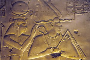 Ancienne Égypte, la déesse Isis embrasse son mari assis, Osiris, temple de Seti I, Abydos - School Egyptian