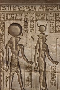 Égypte ancienne, peinture murale/sculpture, Horus et Isis reçoivent une offrande du pharaon, temple d