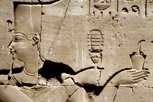 Égypte ancienne, Peinture/sculpture murale, Le pharaon Ptolémée secouant un sistre et offrant de l