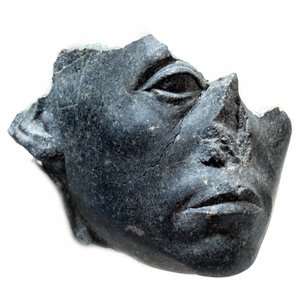 Art égyptien ancien : Tête du roi Sésostris III. Fragment de statue. Sculpture en granit noir, vers 1900 av. J.-C. (12e dynastie, vers 1963-1786). Paris, Musée du Louvre - School Egyptian