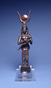E.122-1954 Iris soignant Horus (vue de face) Égyptien, 715-525 av. J.-C. - School Egyptian