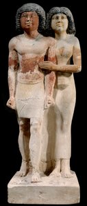 Antiquité égyptienne : Statue en calcaire du couple Raherka et Meresankh. 5e dynastie. Ancien empire (vers 2700-2200 av. J.-C.)