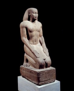 Antiquité égyptienne : Statue de Nakhthorheb, chef des prêtres. Sculpture en quartzite vers 590 av. J.-C. 26e dynastie, règne de Psammétique. Paris, Musée du Louvre - School Egyptian