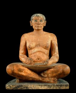 Antiquité égyptienne : « Le scribe accroupi » Statue en calcaire, albâtre et cristal de roche. Vient de Saqqarah (vers 2620 - 2350 av. J.-C.). 4e ou 5e dynastie. Dim. 0,537m, Musée du Louvre, Paris - School Egyptian