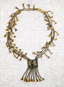 Antiquité égyptienne : collier en or du pharaon Pinedjem. XXIe dynastie (vers 1069-945). Paris, Musée du Louvre
