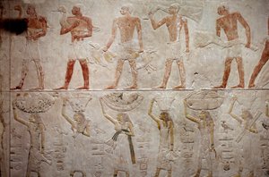 Antiquité égyptienne : hommes portant des canards. Relief en calcaire de la chapelle de la mastaba d