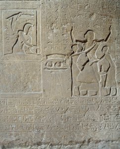 Antiquité égyptienne : relief en calcaire de Hormin : Sethi I distribue les colliers de bravoure en récompense de son courage à Hormin, chef du harem du roi. 19e dynastie (1295-1186 av. J.-C.). Musée du Louvre, Paris - School Egyptian