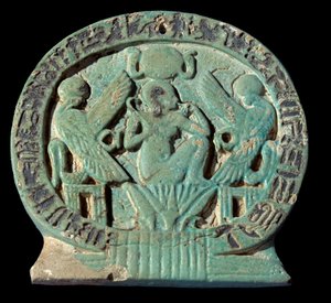 Antiquité égyptienne : talisman en faïence décorant une scène mythologique : « à la naissance du monde, le soleil apparaît comme un enfant » Représentation d