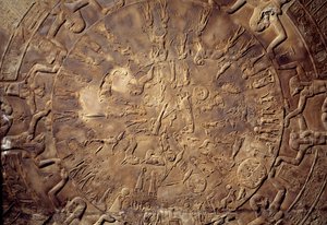 Antiquité égyptienne : détail du zodiaque avec constellations en relief du plafond de la chapelle est d