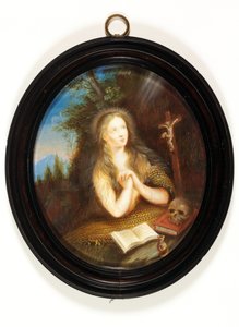 Marie Madeleine appuyée contre une berge, les yeux levés vers un crucifix