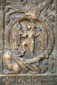 Art gothique : Piédroit du portail droit de la façade ouest de la Basilique de Saint-Denis représentant le travail des champs : Janvier. Saint-Denis, France - School French