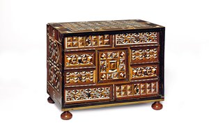 Cabinet de table en marqueterie sud-allemand (ébène, ivoire, noyer et bois fruitier)