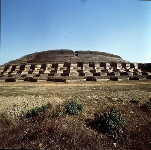 Vue du stupa de Nandangarh, censé contenir les cendres de Bouddha - School Indian