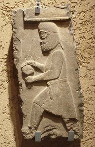 Un Mède à la cour royale de Persépolis portant un vase couvert, Achéménide, c. 500 av. J.-C.