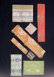 Fragments de tissu utilisés pour des ceintures obi, kimonos, costumes No et costumes Kesa pour prêtres - Japanese School