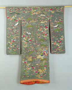 Robe grise décorée de fleurs et d
