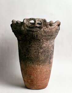 Grand vase en terre cuite de Fukushima, période Jomon 16ème-10ème siècle av. J.-C. - Japanese School