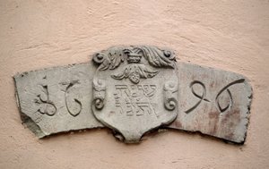 La ruelle des Juifs à Obernai (67). Lieux de culte : inscription portant une date hébraïque et la date correspondante de l