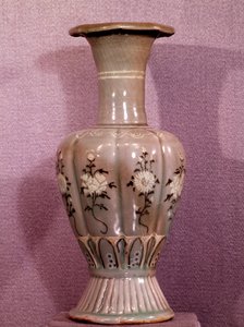 Art coréen : vase en céramique décoré de fleurs. Période Koryo. 12e siècle. Musée des beaux-arts, Palais Duksoo, Corée