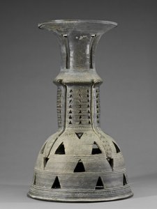 Support cérémonial avec serpent, abstrait et décoration ajourée, période des Trois Royaumes, Kaya - School Korean