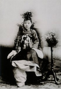 Femme coréenne en robe de mariage traditionnelle