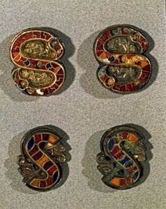 Archéologie du Moyen Âge. Art barbare de Lombardie : fibule de ceinture en forme de lettre S. Objet en or et émail polychrome. Art lombard, 6ème - 7ème siècle. Italie, Cividale del Friuli, Musée Archéologique - School Lombard