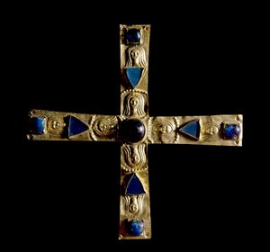 Archéologie du Moyen Âge. Art barbare de Lombardie : Croix de Gisulfo, en feuille d