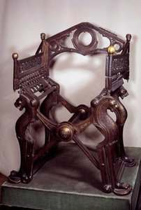 Art mérovingien : fauteuil ou trône de Dagobert I (602/605-638). Fabriqué en bronze doré au 7e-9e siècle. Trésor de l