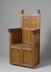 Fauteuil avec base en forme de boîte, décoré de panneau de lettres et de lions portant un bouclier