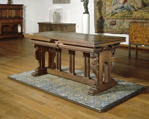 Table en noyer avec tiroirs sur cadre en chêne avec colonnes toscanes, 1550-1600 - School Netherlandish