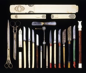 Groupe de vingt-deux instruments de scribe ottomans, comprenant onze couteaux, un tourne-page, des ciseaux, un couteau à papier, une boîte en ivoire - School Ottoman