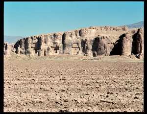 Vue de la nécropole et des quatre tombes appartenant aux rois achéménides, de gauche à droite, Arius II, Artaxerxès I et Darius I le Grand - School Persian