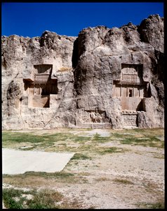 Vue de la Nécropole et des tombes appartenant aux rois achéménides, de gauche à droite, Artaxerxès I, Darius I le Grand