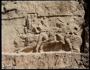 Vue de la nécropole et des tombes appartenant aux rois achéménides, relief représentant des scènes de bataille - School Persian