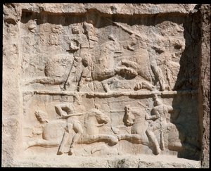 Vue de la Nécropole et des tombes appartenant aux rois achéménides, relief représentant des scènes de bataille - School Persian