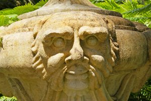 Urne en pierre sculptée sur la Terrasse des Dieux, Quinta da Regalia, Sintra, Portugal c.1914