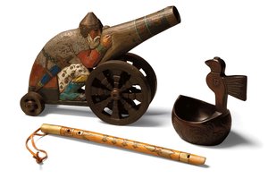 Un jouet Bogatyr en tilleul, une flûte en bouleau et un Kovsh en bouleau, vers 1900 - School Russian