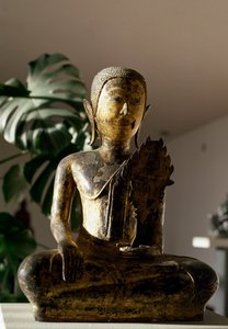 Bouddha assis en geste de Bhumisparsa Mudra pendant la méditation - School Siamese