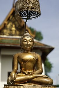 Le Phra Bouddha Sihing exposé aux fidèles pendant les célébrations du Nouvel An - School Siamese
