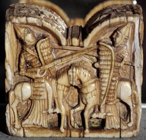 Art roman : pion de jeu représentant une bataille entre deux chevaliers. Sculpture en ivoire. D