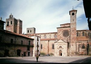Vue de la cathédrale depuis la Plaza Mayor, construite entre 1150 et le 14ème siècle - School Spanish