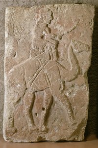 Plaque avec cavalier dromadaire, Tell Halaf, Syrie du Nord
