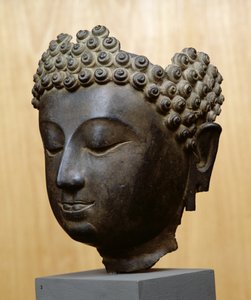 Tête de Bouddha regardant vers le bas, Culture Lan Na - School Thai