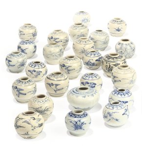 Vingt-cinq jarres bleues et blanches du trésor de Hoi An, fin 15ème-début 16ème siècle