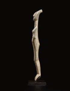 Figure féminine cycladique allongée, pièce maîtresse du Maître Schuster, Cycladique ancien II, vers 2400 av. J.-C. - Schuster Master